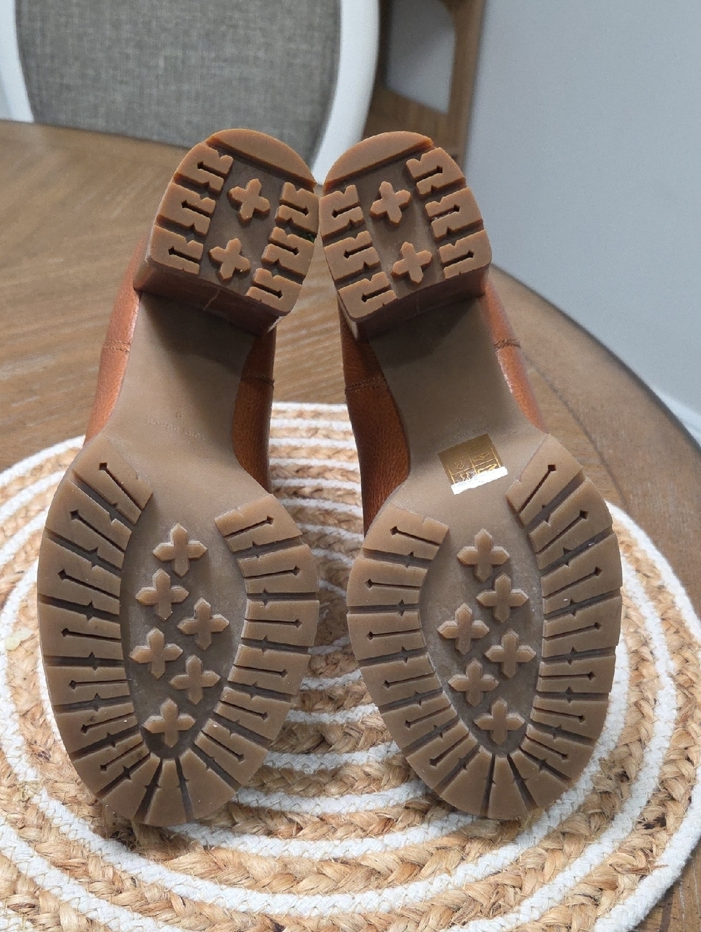 Tory Burch Chelsea Tumbled Leather Lug Bootie In Toasted Caramel, Size 8 - Picture 7 of 12